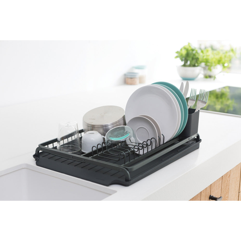Questo elegante ed intelligente scolapiatti, offre un ampio spazio per riporre piatti, ciotole, bicchieri, stoviglie ecc. L’acqua residua dei piatti scorre direttamente nel lavello -  Dimensioni Altezza: 14,2 cm Lunghezza: 49,2 cm Larghezza : 38,6 cm. Non lavabile in lavastoviglie. In negozio e online su tuttochic.live