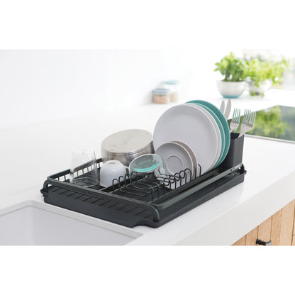 Questo elegante ed intelligente scolapiatti, offre un ampio spazio per riporre piatti, ciotole, bicchieri, stoviglie ecc. L’acqua residua dei piatti scorre direttamente nel lavello -  Dimensioni Altezza: 14,2 cm Lunghezza: 49,2 cm Larghezza : 38,6 cm. Non lavabile in lavastoviglie. In negozio e online su tuttochic.live