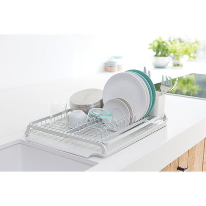 Questo elegante ed intelligente scolapiatti, offre un ampio spazio per riporre piatti, ciotole, bicchieri, stoviglie ecc. L’acqua residua dei piatti scorre direttamente nel lavello -  Dimensioni Altezza: 14,2 cm Lunghezza: 49,2 cm Larghezza : 38,6 cm. Non lavabile in lavastoviglie. In negozio e online su tuttochic.live