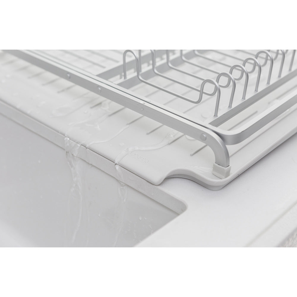 Questo elegante ed intelligente scolapiatti, offre un ampio spazio per riporre piatti, ciotole, bicchieri, stoviglie ecc. L’acqua residua dei piatti scorre direttamente nel lavello -  Dimensioni Altezza: 14,2 cm Lunghezza: 49,2 cm Larghezza : 38,6 cm. Non lavabile in lavastoviglie. In negozio e online su tuttochic.live