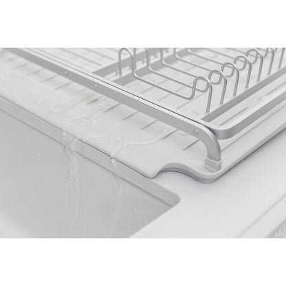 Questo elegante ed intelligente scolapiatti, offre un ampio spazio per riporre piatti, ciotole, bicchieri, stoviglie ecc. L’acqua residua dei piatti scorre direttamente nel lavello -  Dimensioni Altezza: 14,2 cm Lunghezza: 49,2 cm Larghezza : 38,6 cm. Non lavabile in lavastoviglie. In negozio e online su tuttochic.live