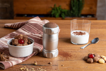 Con Dispenser, cospargere farina o semola di grano duro sulla pasta fresca, spezie sui piatti, zucchero a velo o cacao su dolci e biscotti, è un’operazione facile e precisa. Realizzato in lega di alluminio anodizzato di colore argento per alimenti. Dimensioni: cm 6 × 6 × 12.5 h. In negozio e online su tuttochic.live