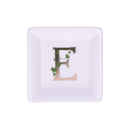 Piattino quadrato in porcellana "Adorato" con iniziale decorata. Dimensioni: cm 10 x 10 x h1,5 Lavare a mano.