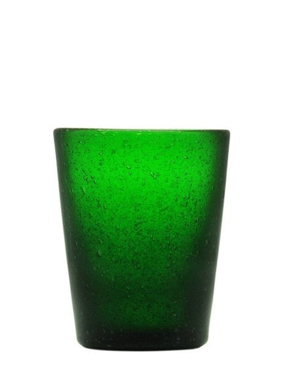 Bicchiere in vetro soffiato, colorato e lavorato a mano con effetto bollicine. Divertiti a colorare la tua tavola scegliendo il colore e la quantità da acquistare. La soffiatura fa sì che ogni bicchiere sia leggermente diverso l'uno dall'altro. Capacità cl 30. In negozio e online su tuttochic.live