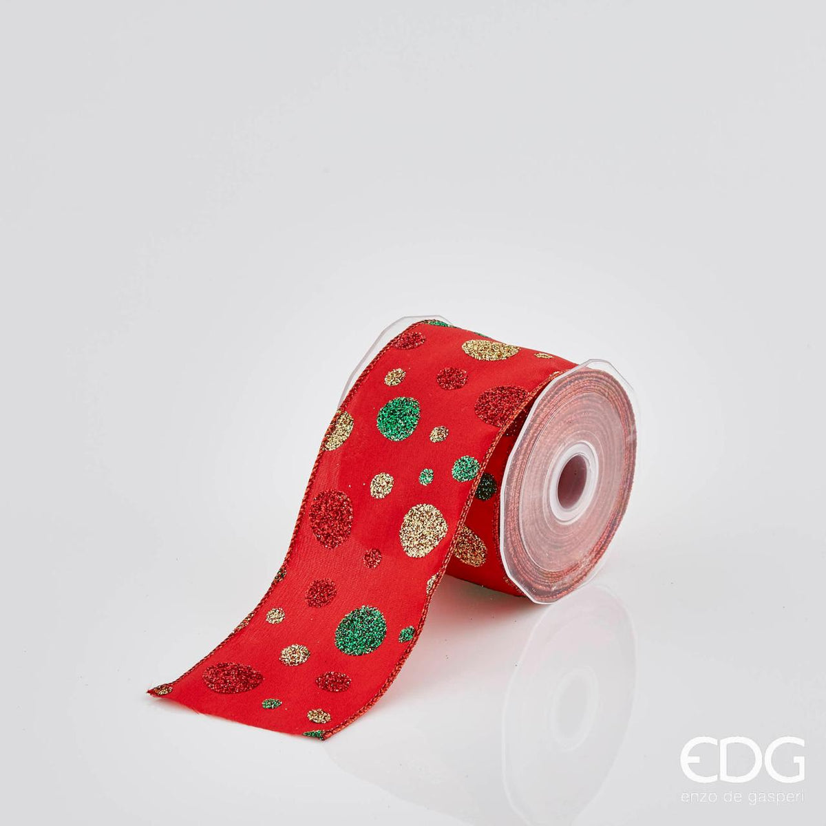 Nastro in tessuto rosso decorato con pois colorati con glitter, bordi modellabili grazie al filo in metallo che facilita la creazione di bellissimi fiocchi, coccarde e decorare alberi di Natale a piacere. Rotolo da 10 metri, nastro largo 60 mm. In negozio e online su tuttochic.live
