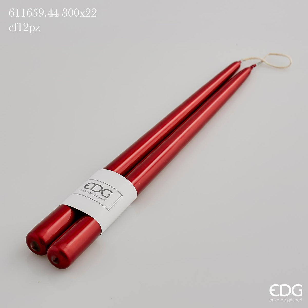 Set di 2 candele di colore rosso metal. Dimensioni: mm 300 x 22 ø Durata 8 ore circa, gr. 70 Attenzione: uso decorativo non è un giocattolo, tenere lontano dalla portata dei bambini. In negozio e online su tuttochic.live