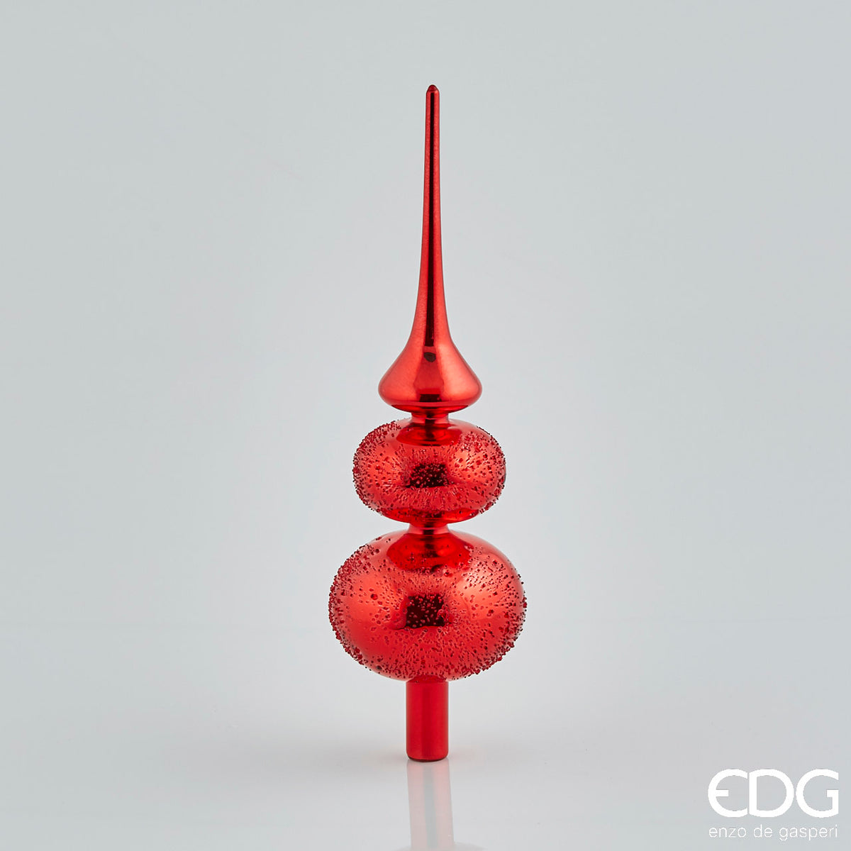 Grande puntale per albero di Natale in vetro soffiato color rosso lucido, altezza 35 cm, caratterizzato da lancia liscia e due sfere sovrapposte con texture a rilievo effetto diamantato, brand EDG.