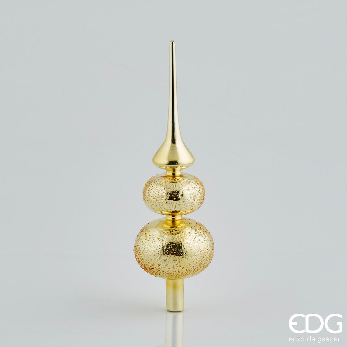 Grande puntale per albero di Natale in vetro soffiato color oro lucido, altezza 35 cm, caratterizzato da lancia liscia e due sfere sovrapposte con texture a rilievo effetto diamantato, brand EDG.