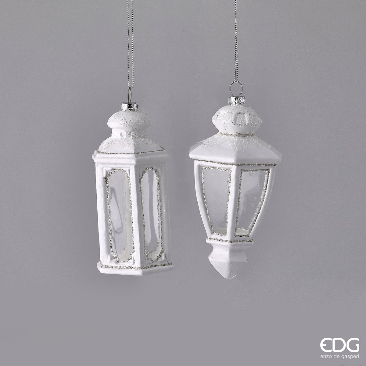 Decoro natalizio a forma di lanterna in vetro di colore bianco 2 modelli assortiti cm 15. In negozio e online su tuttochic.live