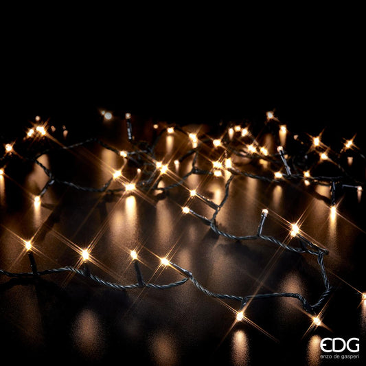 Filo con 300 luci led cavo pvc luce calda con 8 giochi e memoria. Lunghezza : 3 mt. di filo + 15 mt con led. Uso interno/esterno Consumo totale: 3,6 W. Durata 15000 ore. Categoria luci: Class II. Caratteristiche tecniche: IP 44. In negozio e online su tuttochic.live