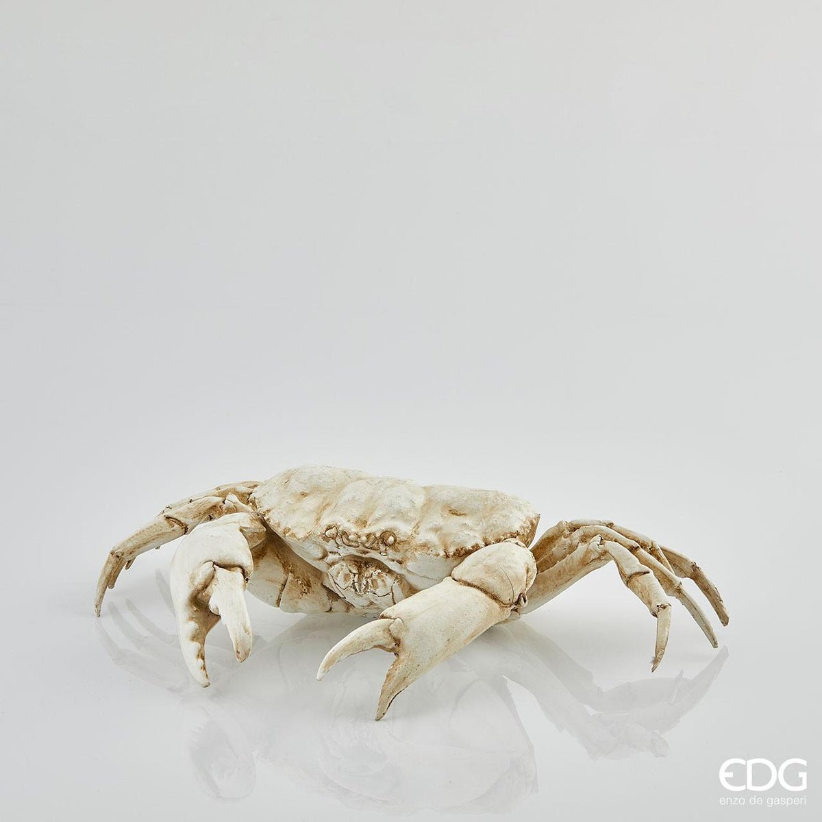 Granchio in resina decorata. Dimensioni: cm 46 x 28 x 12 h Uso decorativo, non è un giocattolo. Tenere fuori dalla portata dei bambini. In negozio e online su tuttochic.live
