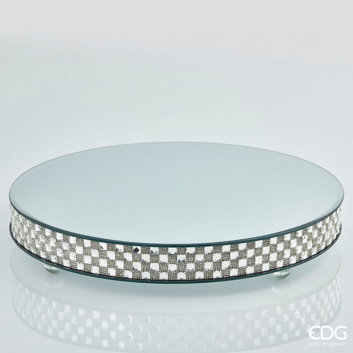 Alzata a specchio con bordo decorato di strass e gemme in acrilico. Ideale per servire dolcetti o come base per evidenziare oggetti. Diametro: cm 41, altezza cm 7. In negozio e online su tuttochic.live