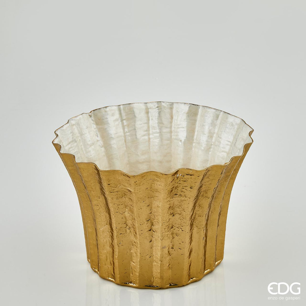 Vaso decorativo Brass in metallo colore oro con righe e bordo smerlato, interno madreperlato avorio di EDG Enzo De Gasperi, altezza 23 cm.