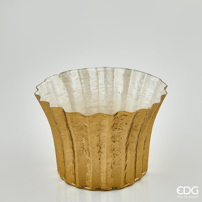 Vaso decorativo Brass in metallo colore oro con righe e bordo smerlato, interno madreperlato avorio di EDG Enzo De Gasperi, altezza 23 cm.