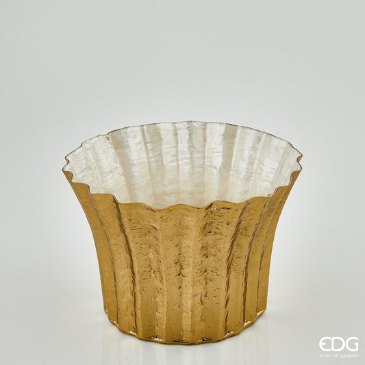 Vaso decorativo Brass in metallo colore oro con righe e bordo smerlato, interno madreperlato avorio di EDG Enzo De Gasperi, altezza 23 cm.