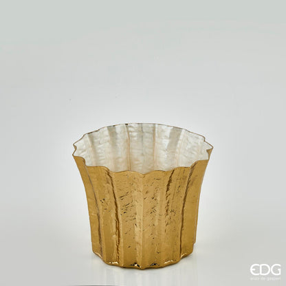 Vaso decorativo Brass in metallo colore oro con righe e bordo smerlato, interno madreperlato avorio di EDG Enzo De Gasperi, altezza 20 cm.
