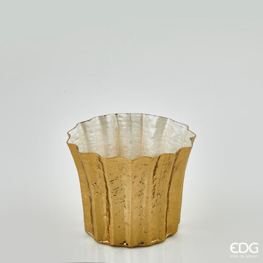 Vaso decorativo Brass in metallo colore oro con righe e bordo smerlato, interno madreperlato avorio di EDG Enzo De Gasperi, altezza 20 cm.