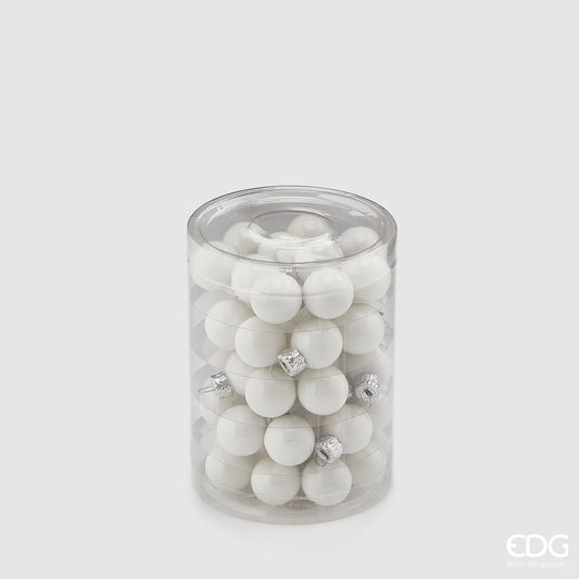 Confezione di 50 palline in vetro di colore bianco lucido dal diametro di 2 cm. Ideali per arricchire e personalizzare le tue decorazioni natalizie. In negozio e online su tuttochic.live