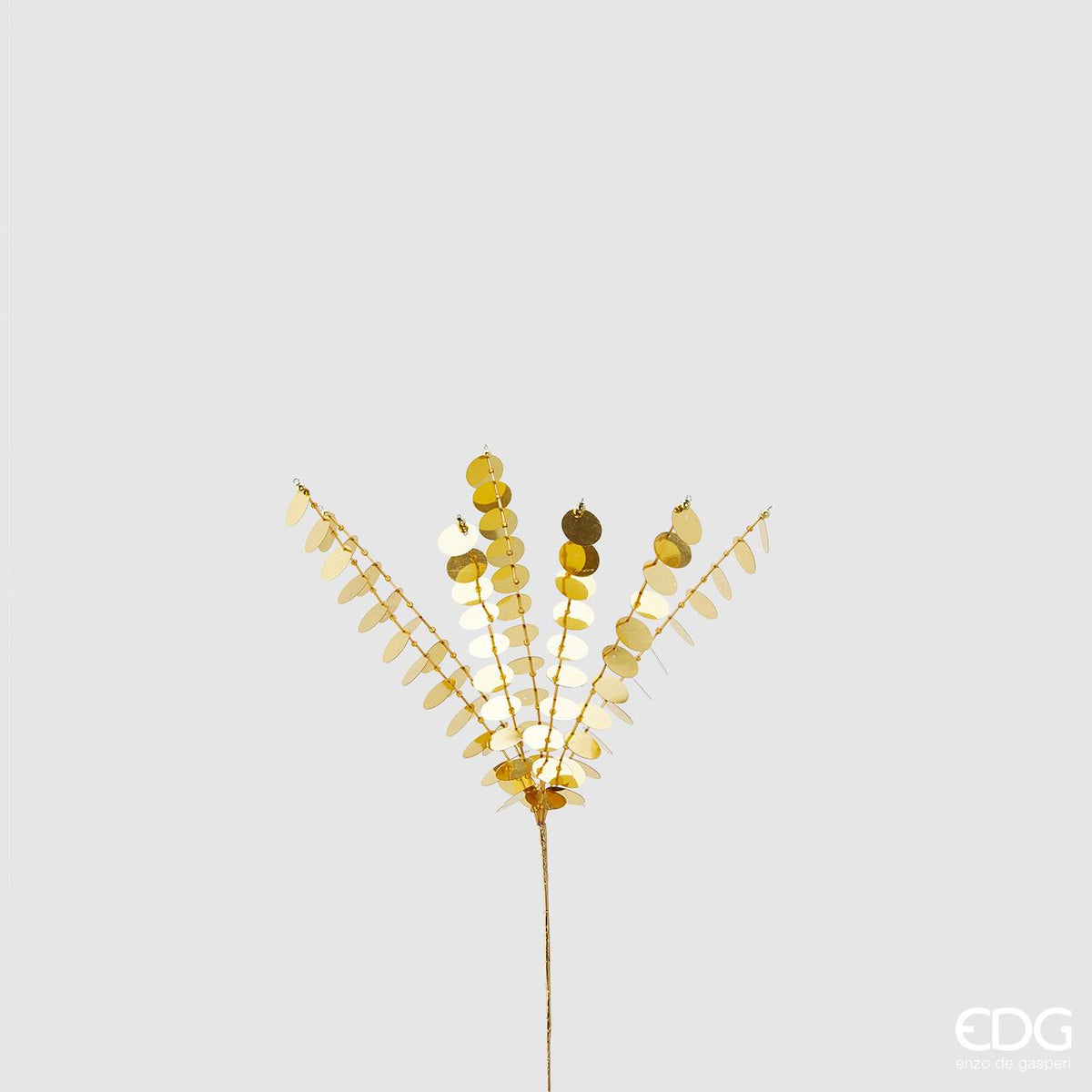 Ramo in metallo e pvc di colore oro lucido cm 51. Inserito tra i rami dell'albero di Natale o in una composizione di fiori, questo rametto dà volume e un aspetto più raffinato. In negozio e online su tuttochic.live
