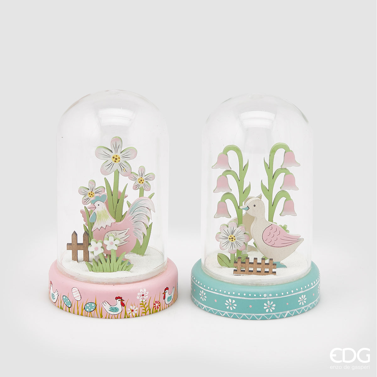Teca in vetro senz'acqua con animaletti in legno, base in resina decorata e led. Funziona con 3 mini stilo (incluse). Dimensioni: cm 11 x 17 h. In negozio e online su tuttochic.live
