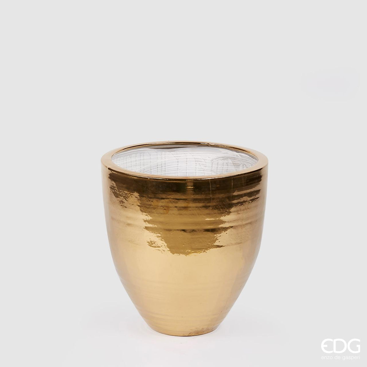 Caspò in ceramica di colore oro lucido. Dimensioni: diametro cm 43, altezza cm 45. Complementi d'arredo che abbelliscono i tuoi ambienti con un tocco di eleganza in negozio e online su tuttochic.live