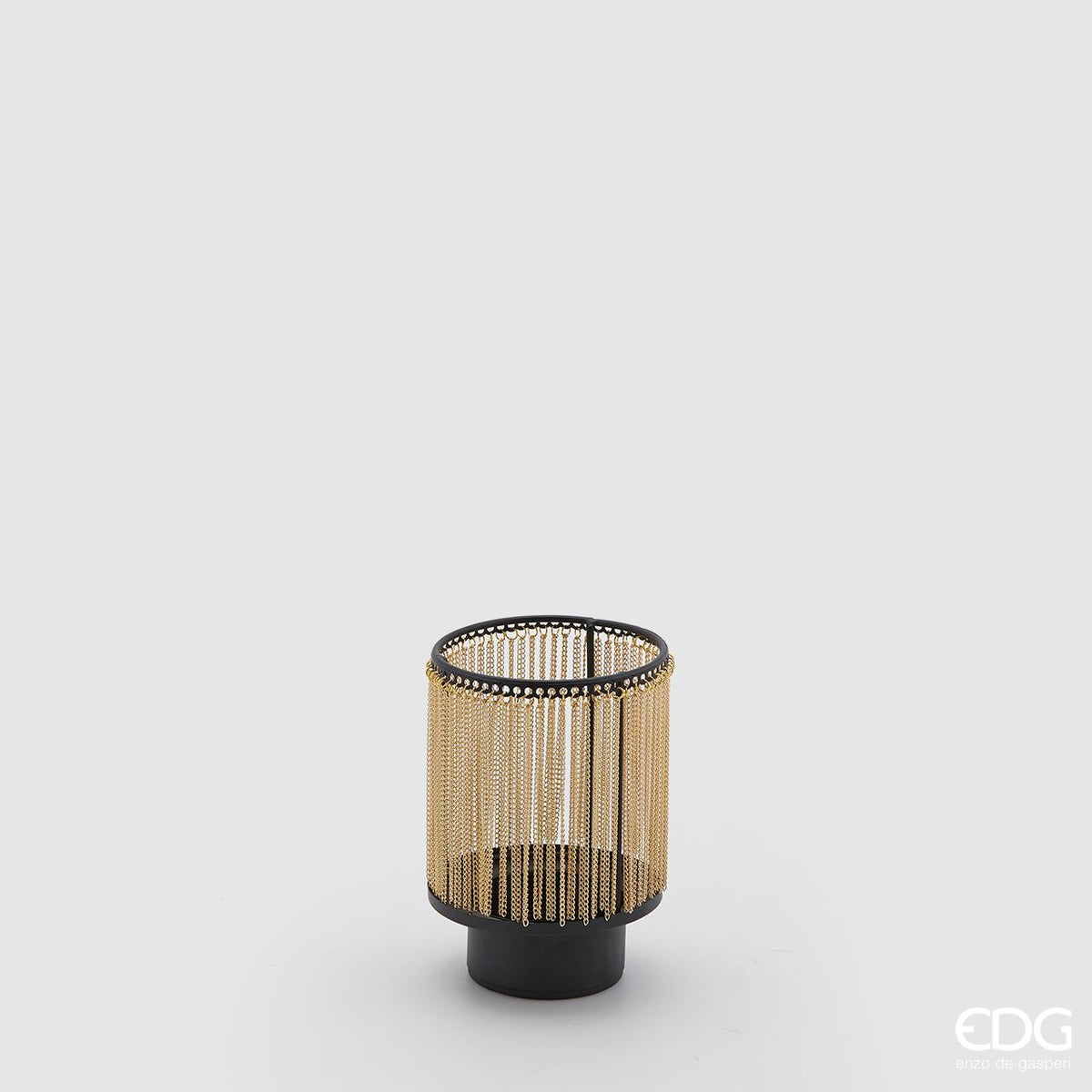 Portacandela in metallo di colore nero e oro, completo di candela t-light dalla durata di 10 ore. Dimensioni: cm 9 x 13 h. In negozio e online su tuttochic.live