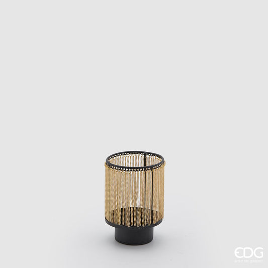 Portacandela in metallo di colore nero e oro, completo di candela t-light dalla durata di 10 ore. Dimensioni: cm 9 x 13 h. In negozio e online su tuttochic.live
