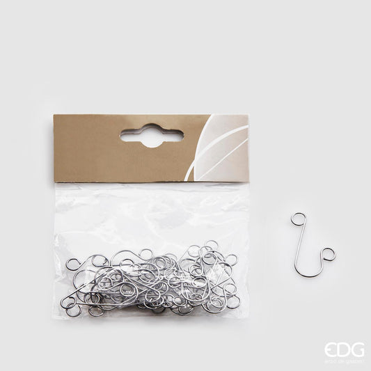 Confezione di 30 ganci in metallo lungo cm 4. Ideali per attaccare all'albero di Natale e non solo, i decori e gli oggetti che vuoi. In negozio e online su tuttochic.live