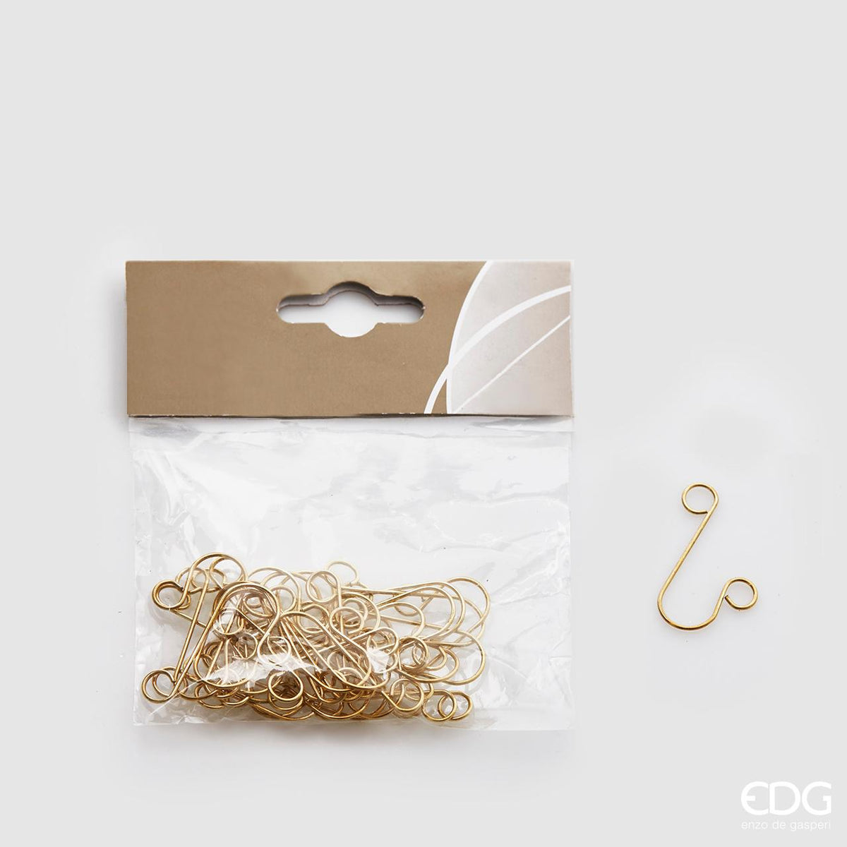 Confezione di 30 ganci in metallo lungo cm 4. Ideali per attaccare all'albero di Natale e non solo, i decori e gli oggetti che vuoi. In negozio e online su tuttochic.live