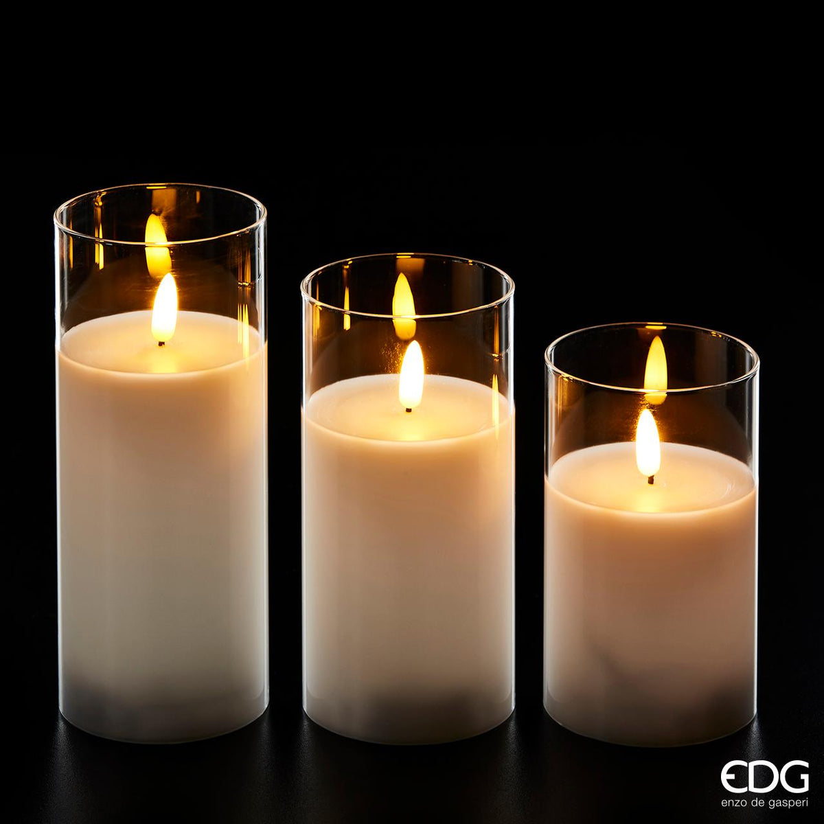 Set di 3 candele a led in vetro con e senza timer. Con timer: 8 ore accesa + 16 ore spenta. Funzionamento con batterie stilo AAA incluse. Dimensioni: grande cm Ø 7,5 x 18 h - media cm Ø 7,5 x 15 h - piccola cm Ø 7,5 x 13 h. In negozio e online su tuttochic.live
