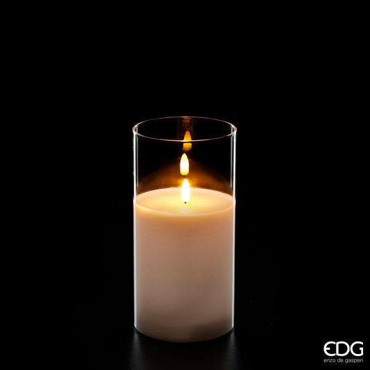 Candela a led in vetro con timer: 8 ore accesa + 16 ore spenta. Funzionamento con 3 batterie stilo AAA incluse. Dimensioni: cm Ø 7 x 15 h. In negozio e online su tuttochic.live