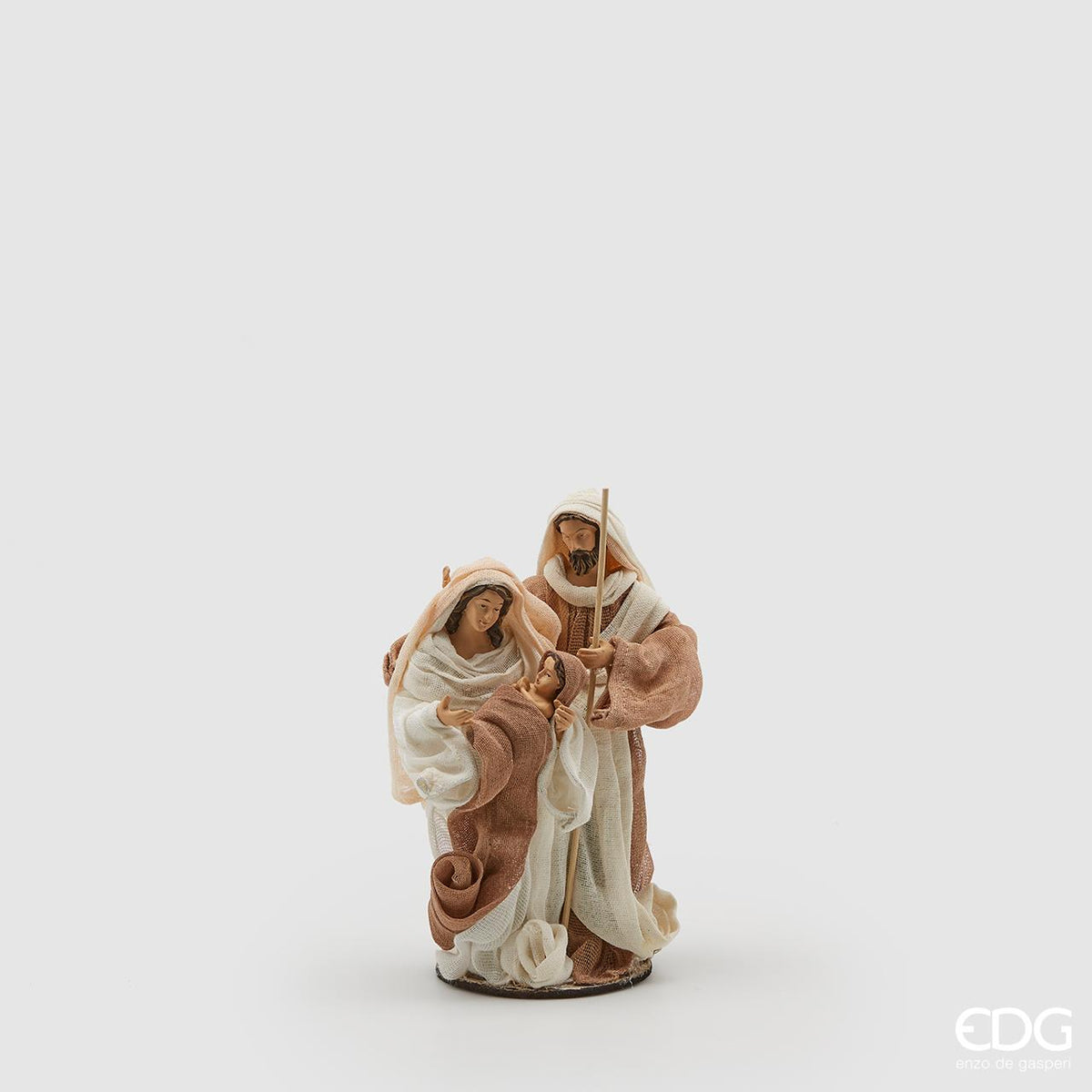 Statuina della Sacra Famiglia Natività firmata EDG Enzo De Gasperi, altezza 22 cm, con dettagli del viso in ceramica dipinta a mano e vesti in vero tessuto modellato color nocciola e avorio.