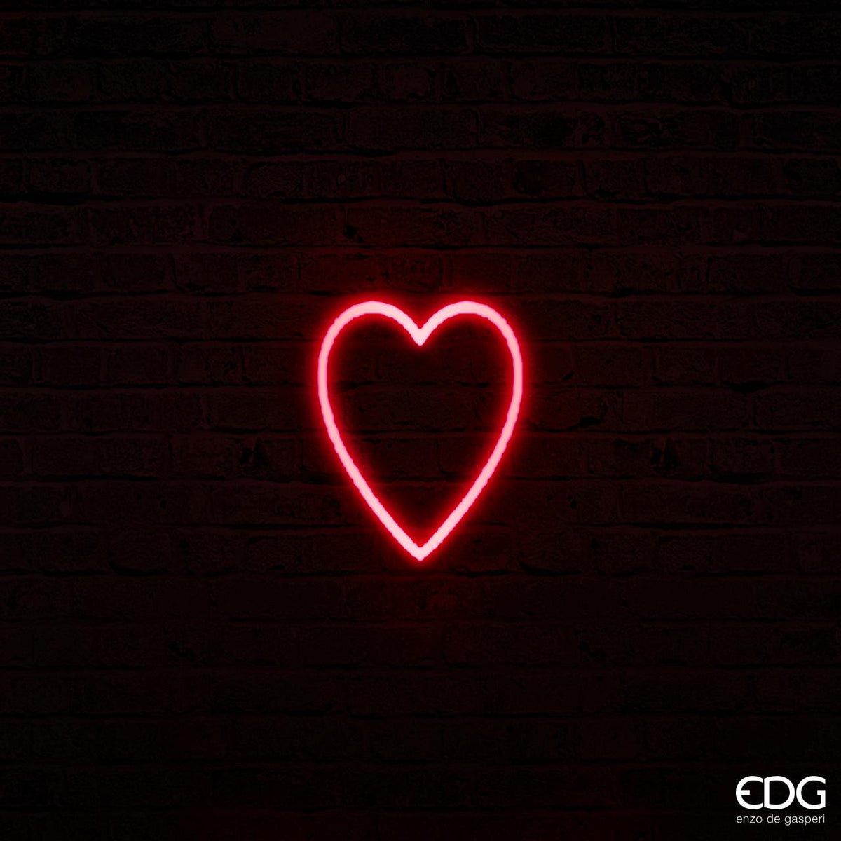 Neon led a forma di cuore a 2 facce. Dimensioni: cm 16,5 x 18 h, 2 mt di filo, 20 led luce fissa rossa. Consumo totale 3,6W. In negozio e online su tuttochic.live