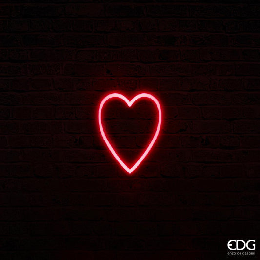 Neon led a forma di cuore a 2 facce. Dimensioni: cm 16,5 x 18 h, 2 mt di filo, 20 led luce fissa rossa. Consumo totale 3,6W. In negozio e online su tuttochic.live