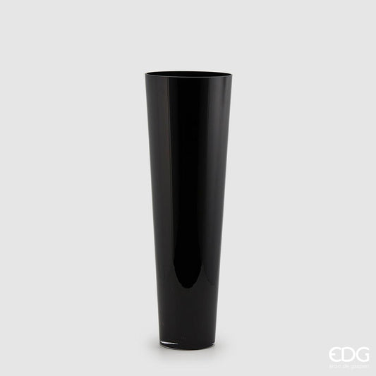 Vaso portafiori svasato in vetro di colore nero. Dimensioni: diametro cm 23, altezza cm 70. In negozio e online su tuttochic.live