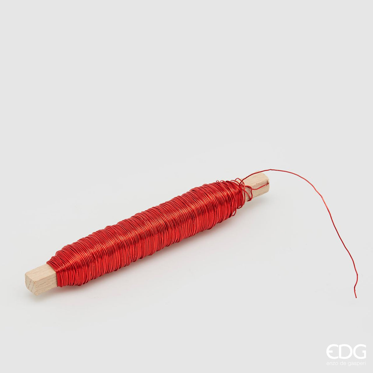 Spoletta di filo di ferro colorato rosso, ideale per realizzare bricolage e decorazioni. Diametro 0.55 mm - Peso 100 gr. In negozio e online su tuttochic.live