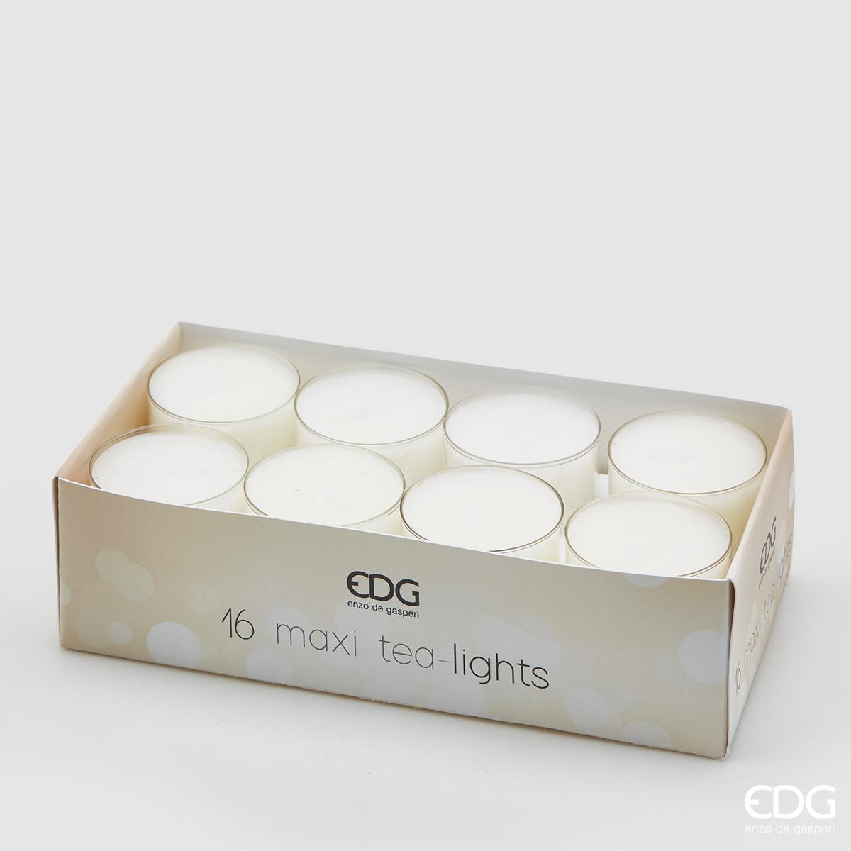 Confezione di 16 candele lumino con contenitore trasparente. Fiamma regolare e sicura Più luminosità grazie al contenitore trasparente Durata 10 ore singola candela Made in Germany Tenere lontano dalla portata dei bambini Dimensioni singola candela: cm Ø 5,6 x 2,4 h. In negozio e online su tuttochic.live