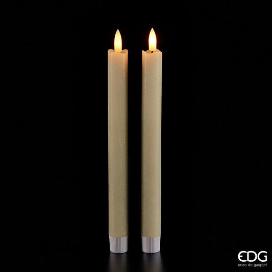 Set di 2 candele a stelo a led con timer: 8 ore accesa + 16 ore spenta. Luce tremula, effetto vera fiamma. Funzionamento con 2 batterie ministilo AAA incluse. Dimensioni: cm Ø 2,2 x 25 h. In negozio e online su tuttochic.live