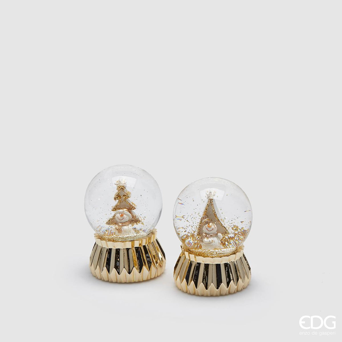 Mini sferacqua con pupazzo di neve e glitter oro. Base in platica oro metal e sfera in vetro. Dimensioni: cm 4 x 6 h. In negozio e online su tuttochic.live