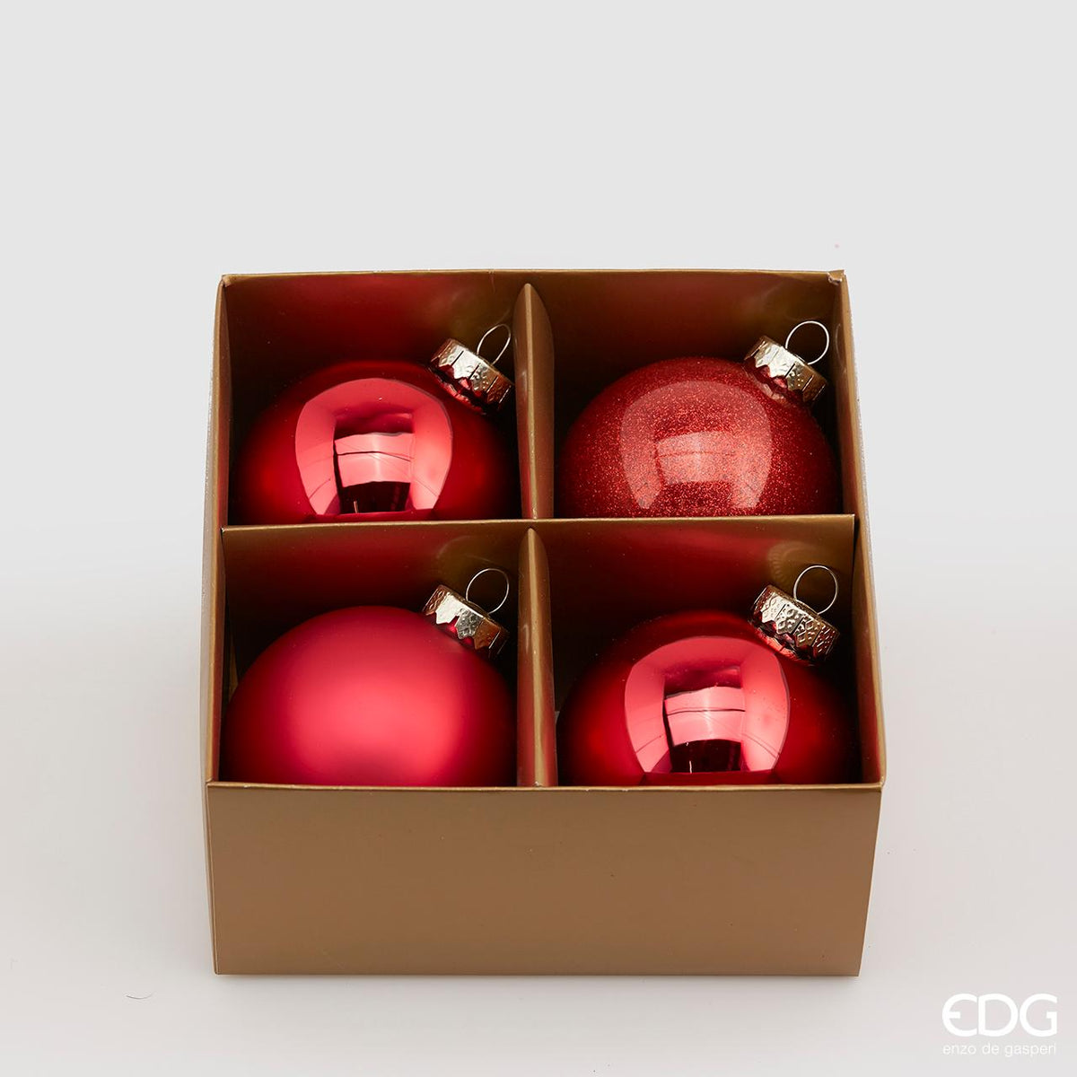 Confezione di 4 palline in vetro di colore rosso (2 lucide, 1 opaca e 1 glitterata) con diametro di 8 cm. In negozio e online su tuttochic.live