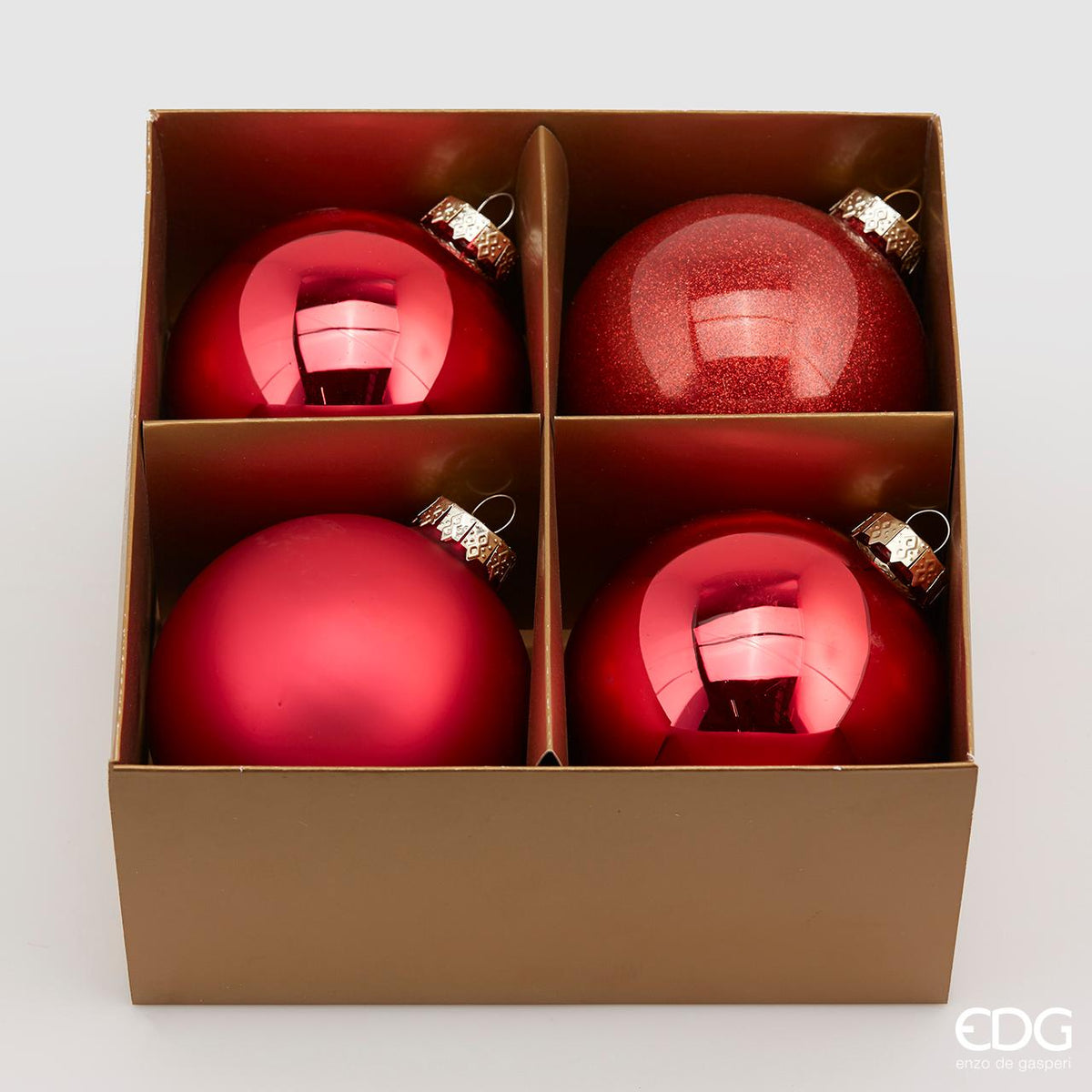 Confezione di 4 palline in vetro di colore rosso (2 lucide, 1 opaca e 1 glitterata) con diametro di 10 cm. In negozio e online su tuttochic.live
