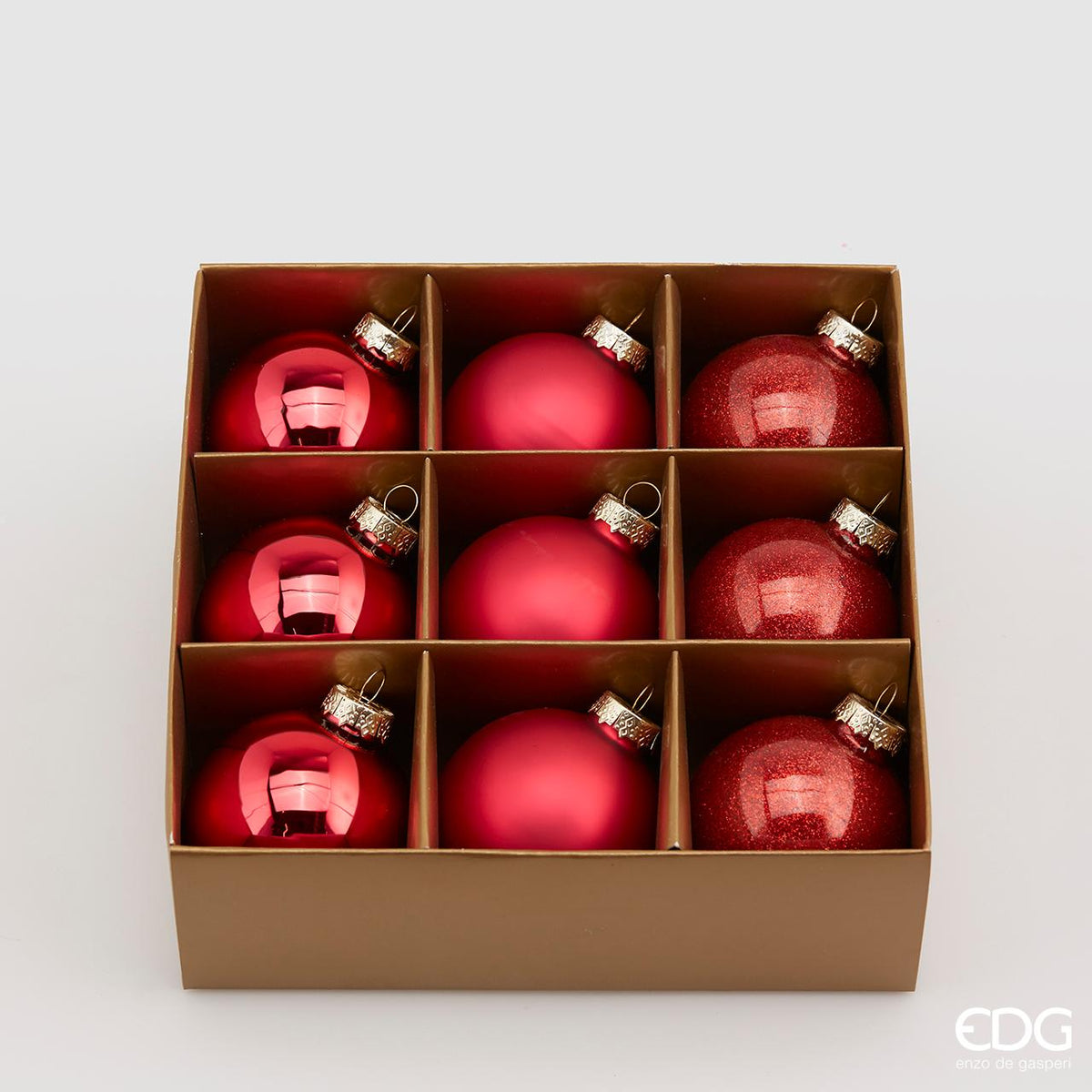 Confezione di 9 palline in vetro di colore rosso (3 lucide, 3 opaca e 3 glitterata) con diametro di 6 cm. In negozio e online su tuttochic.live