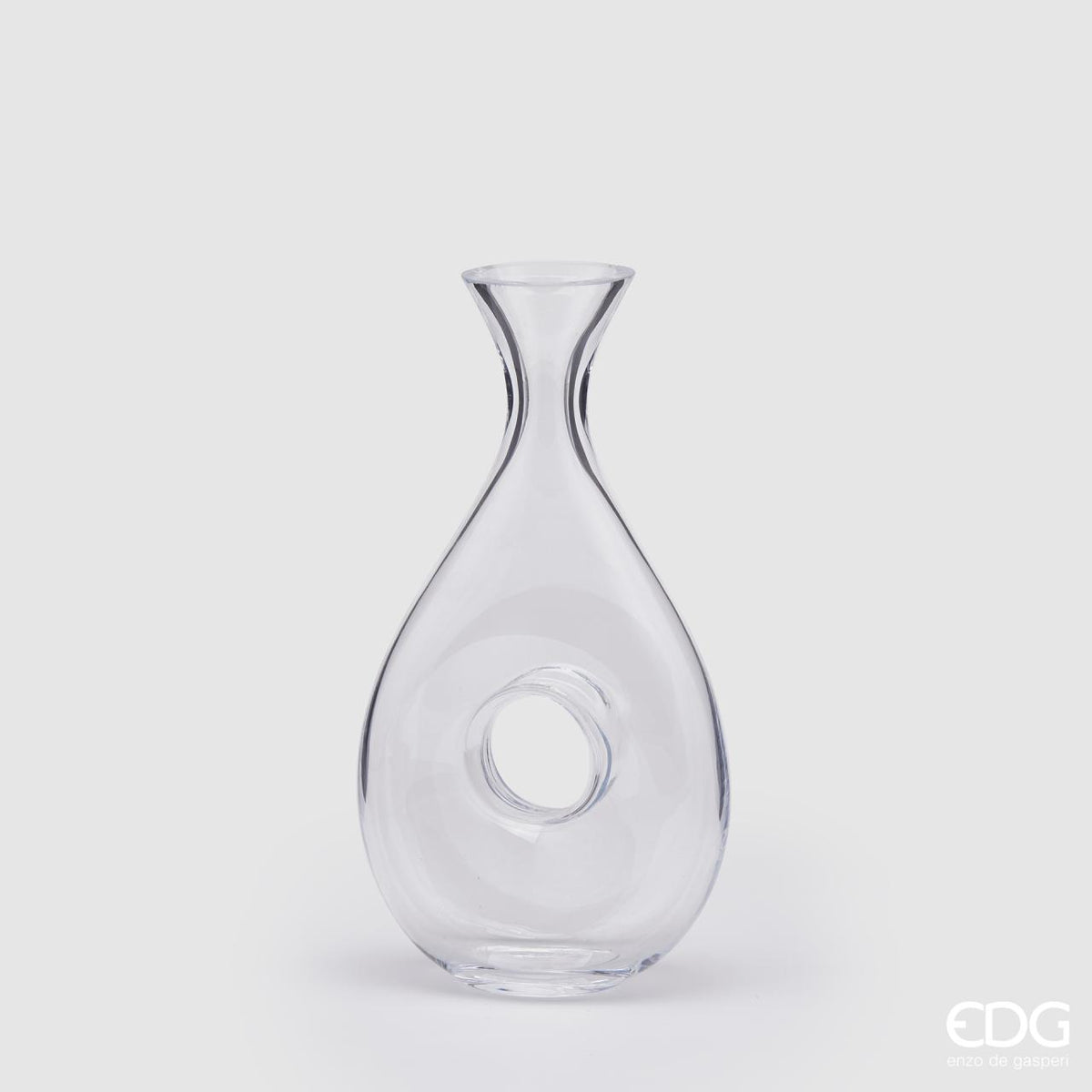 Decanter con foro in vetro soffiato. Dimensioni: cm 15 x 7 x 30 h Capacità 1 lt. Forme e dimensioni possono leggermente variare per la soffiatura artigianale. Lavare a mano. In negozio e online su tuttochic.live