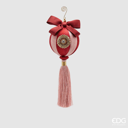 Decoro palla in tessuto decorato a spicchi rosa e rosso con spilla e nappa. Dimensioni: ø 10, h 28. In negozio e online su tuttochic.live