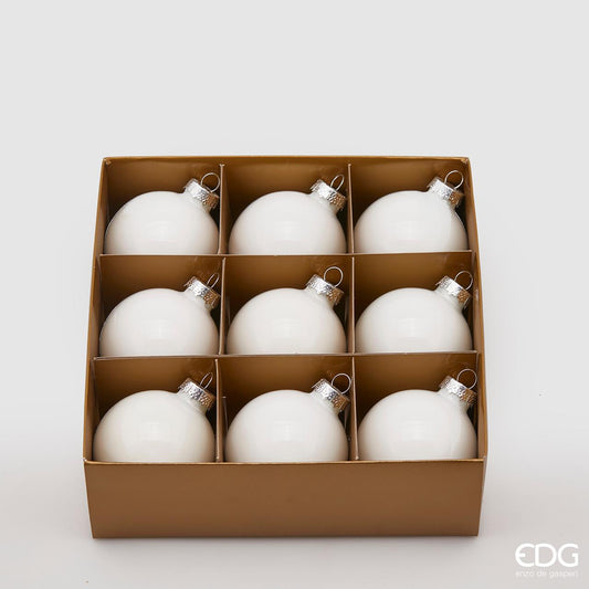 Confezione di 9 palline in vetro di colore bianco con diametro di 6 cm. In negozio e online su tuttochic.live
