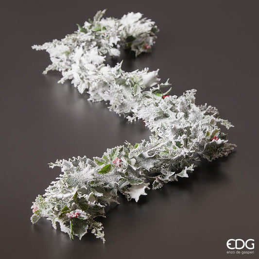 Festone innevato con agrifoglio e bacche rosse in PVC. Dimensioni: cm 183. In negozio e online su tuttochic.live