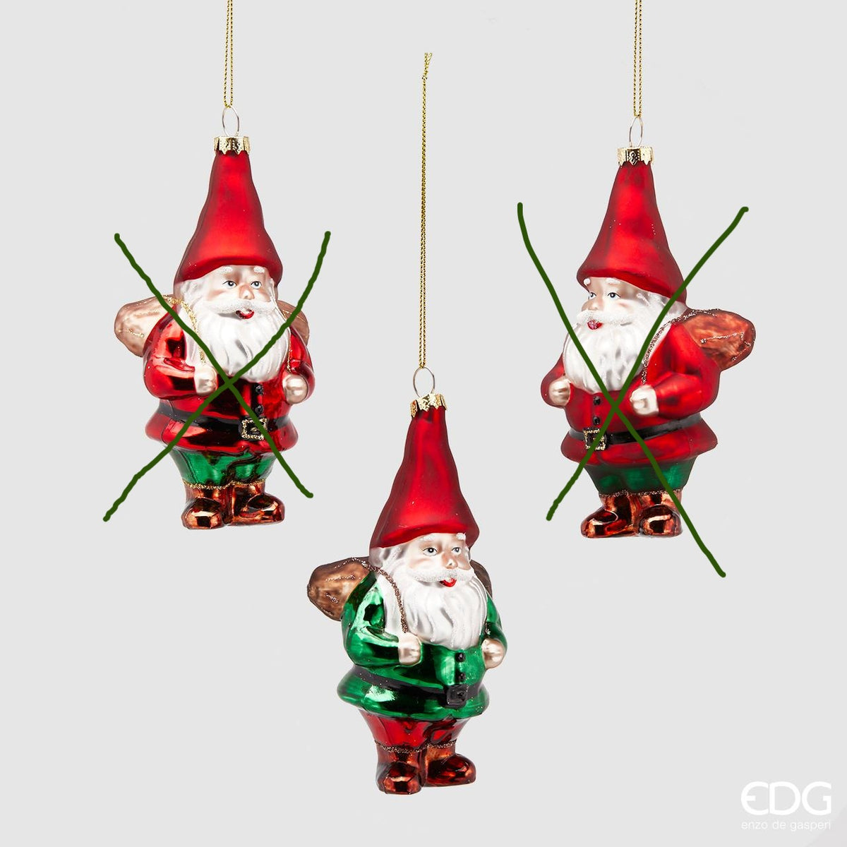 Decoro per albero di Natale in vetro in 3 tonalità diverse a forma di Babbo Natale. Dimensioni: cm 8 x 15 h. In negozio e online su tuttochic.live