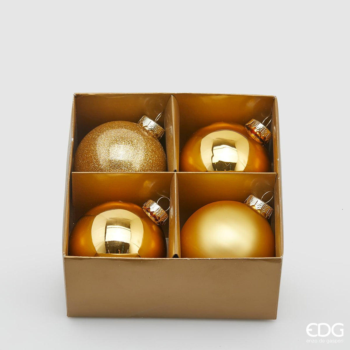 Confezione di 4 palline in vetro di colore oro (2 lucide, 1 opaca e 1 glitterata) con diametro di 8 cm. In negozio e online su tuttochic.live