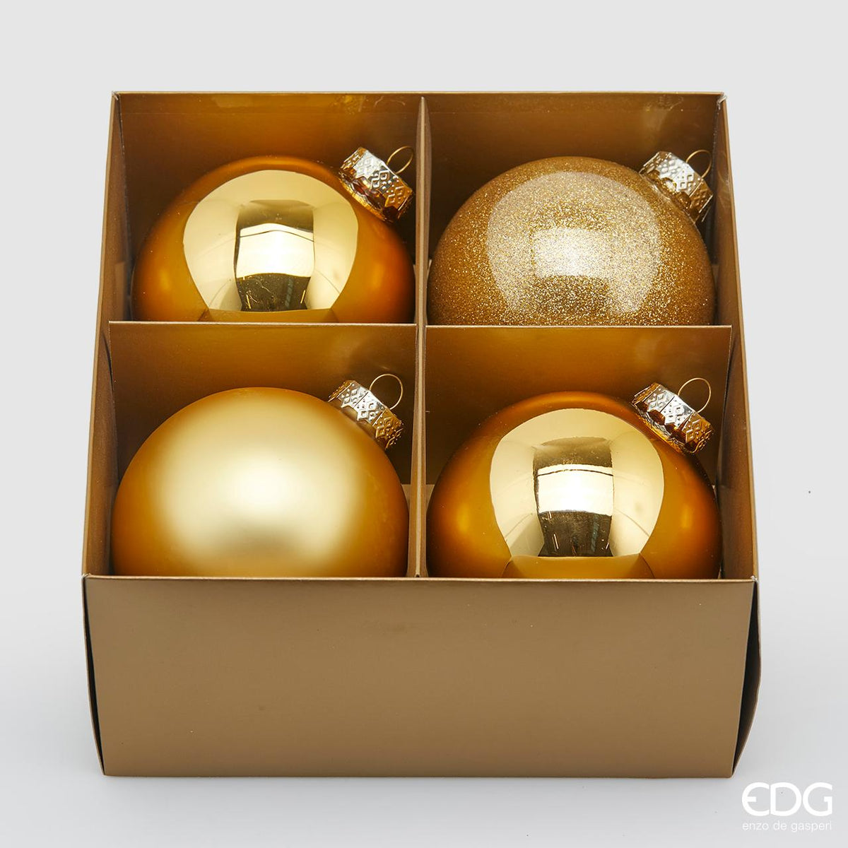 Confezione di 4 palline in vetro di colore oro (2 lucide, 1 opaca e 1 glitterata) con diametro di 10 cm. In negozio e online su tuttochic.live