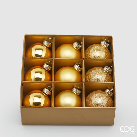 Confezione di 9 palline in vetro di colore oro (3 lucide, 3 opaca e 3 glitterata) con diametro di 6 cm. In negozio e online su tuttochic.live